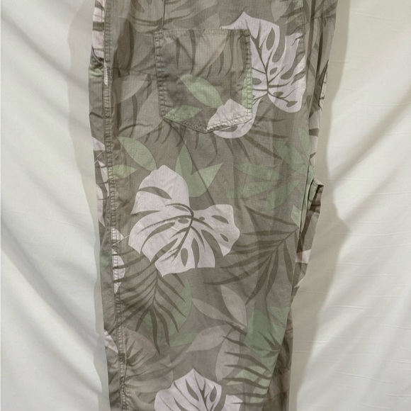 NWT Jamaica Bay capris 20w tropical print - Picture 2 of 3